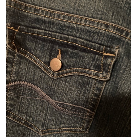 Size 10 Women’s Gloria Vanderbilt jeans with buttons on the 2 back pockets - Picture 4 of 5